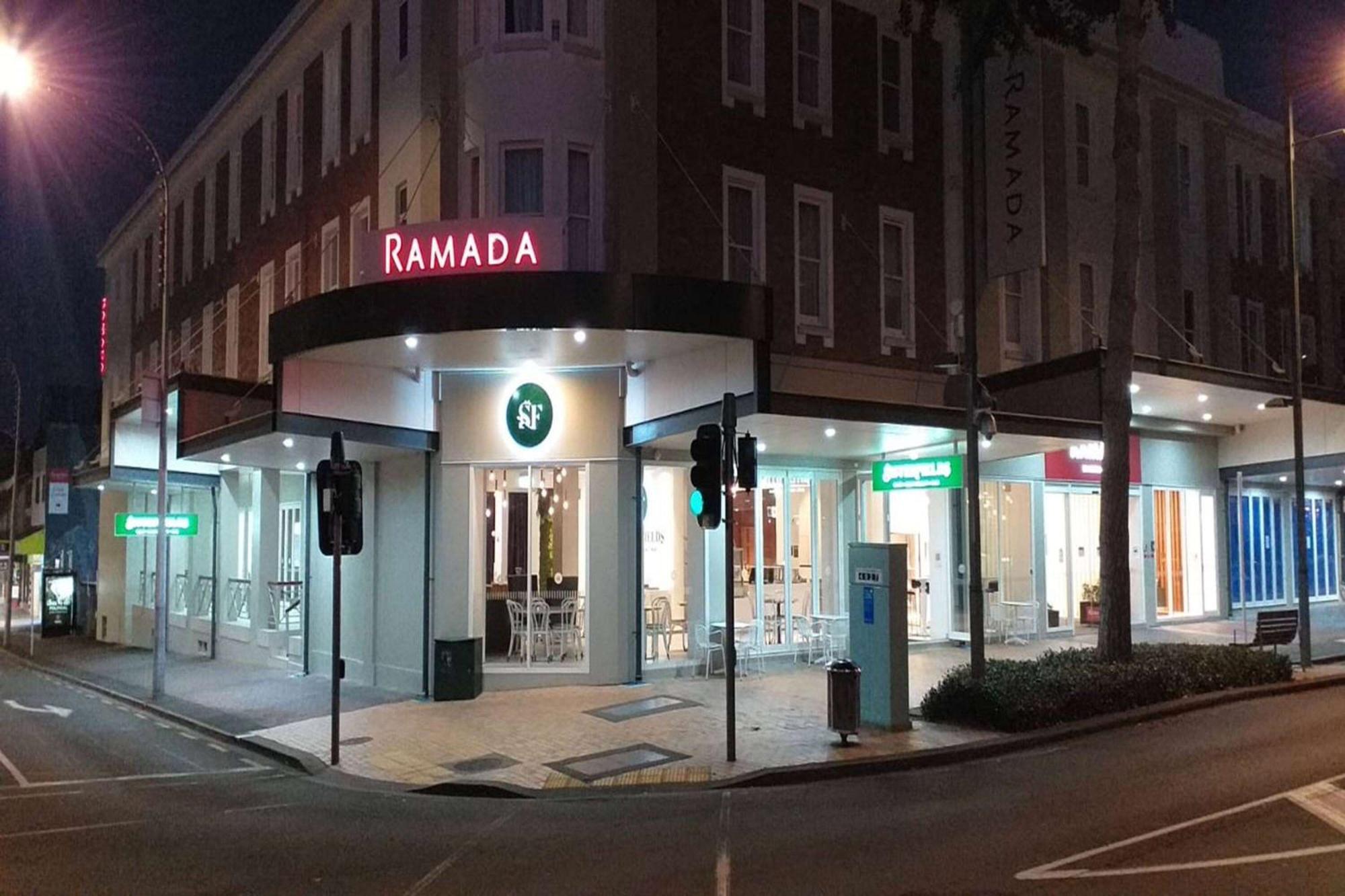 Ramada By Wyndham, Hamilton City Center Exterior foto