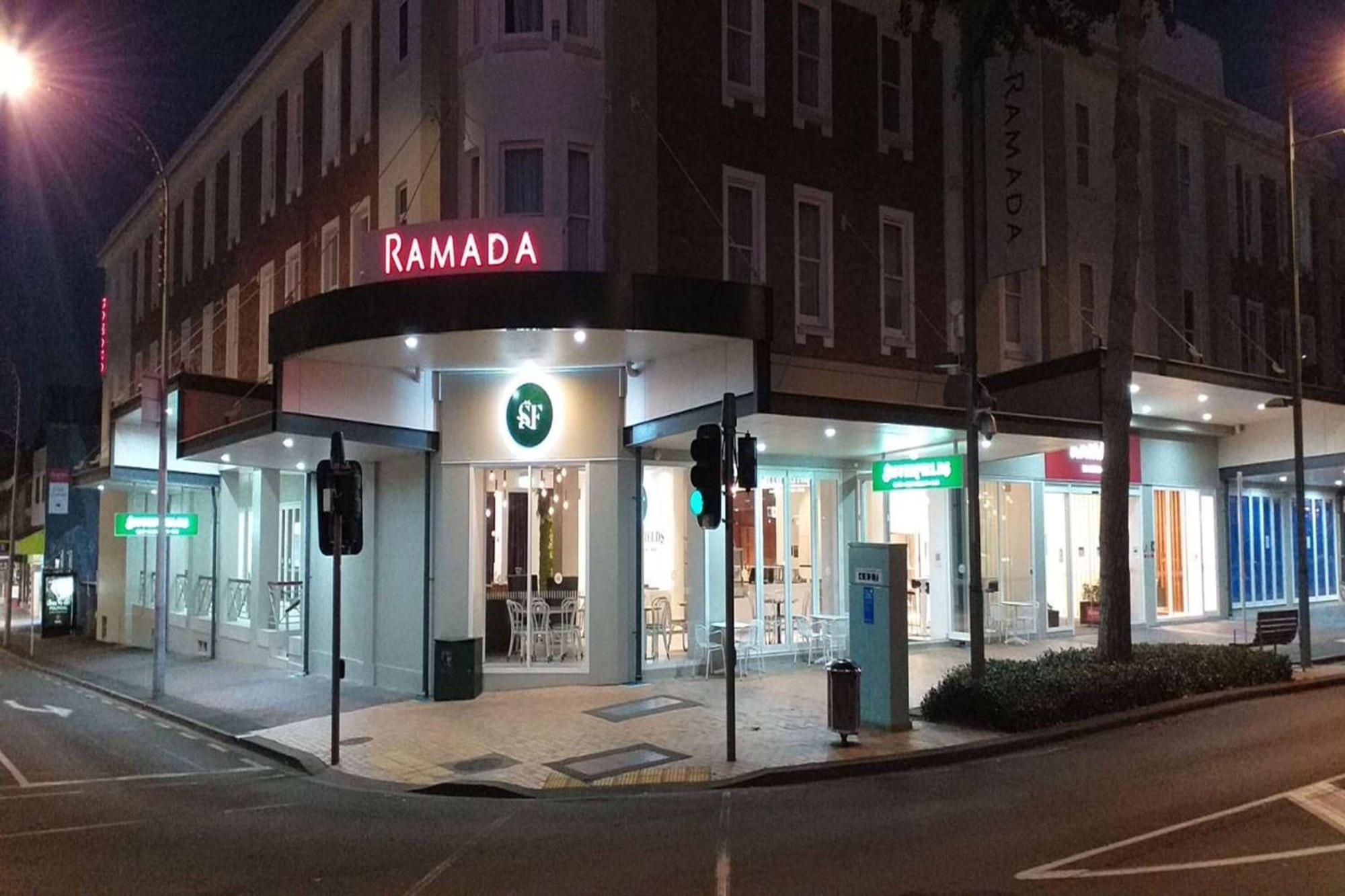 Ramada By Wyndham, Hamilton City Center Hotel Exterior foto