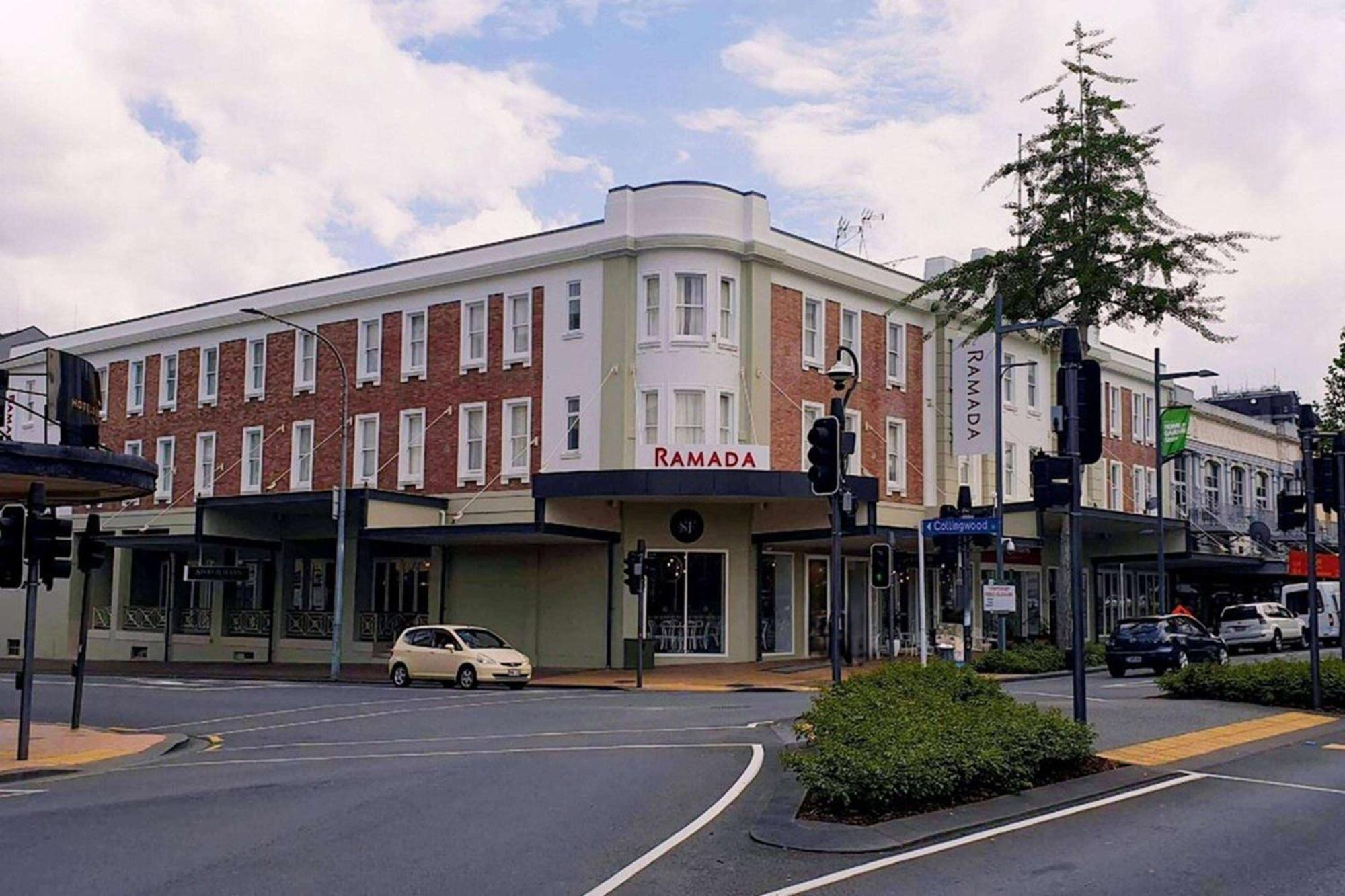 Ramada By Wyndham, Hamilton City Center Hotel Exterior foto