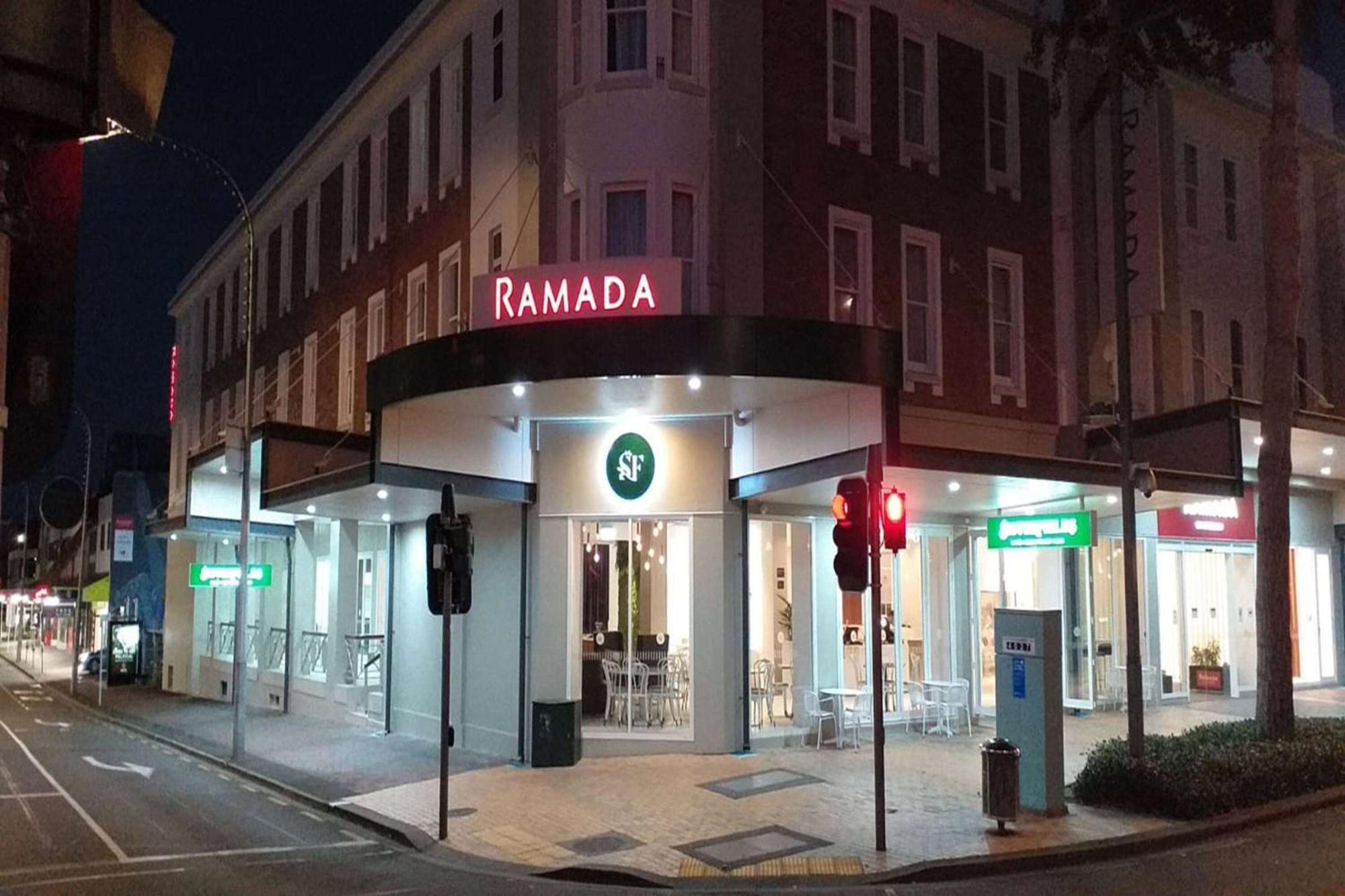Ramada By Wyndham, Hamilton City Center Exterior foto