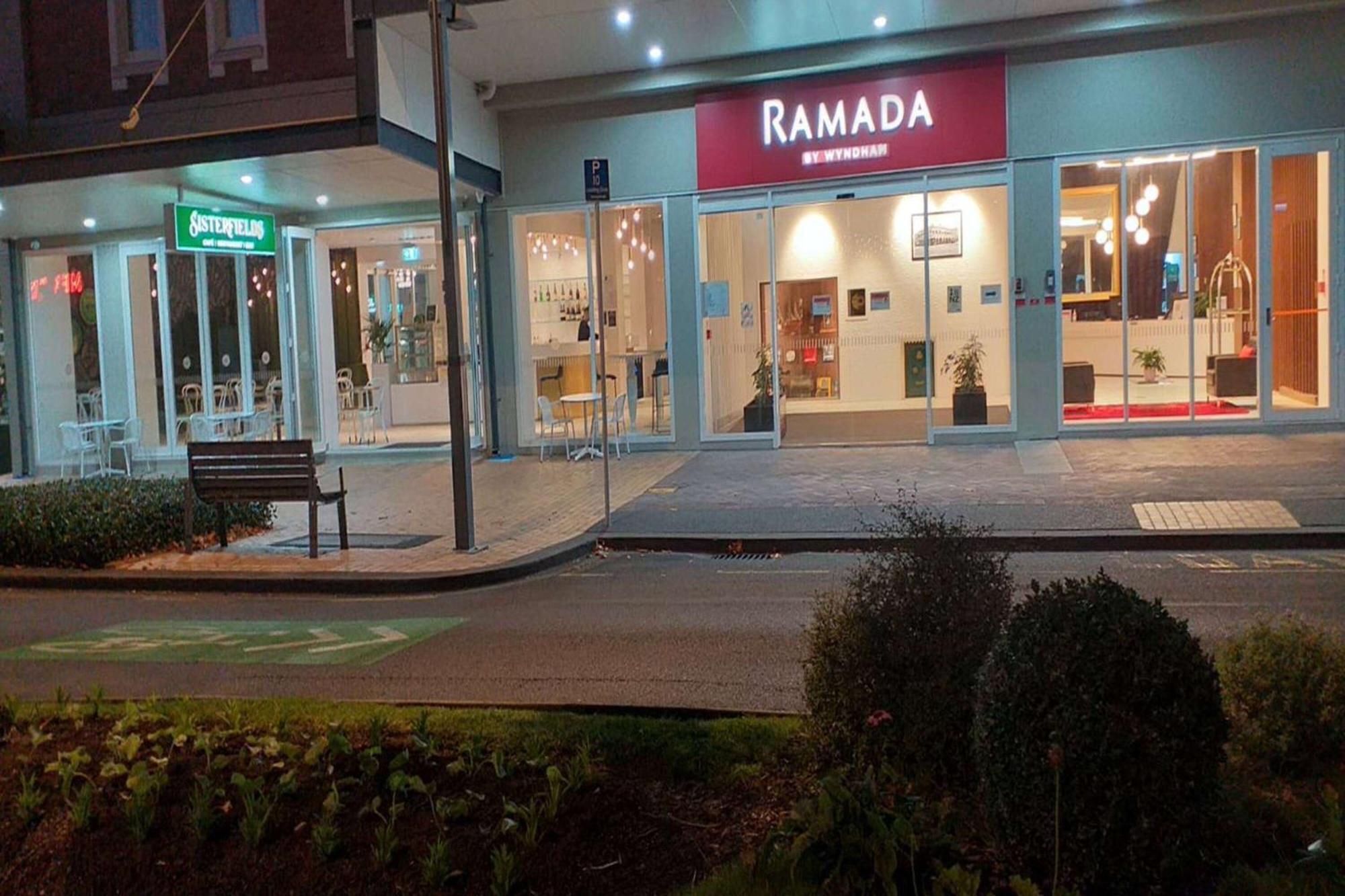 Ramada By Wyndham, Hamilton City Center Hotel Exterior foto