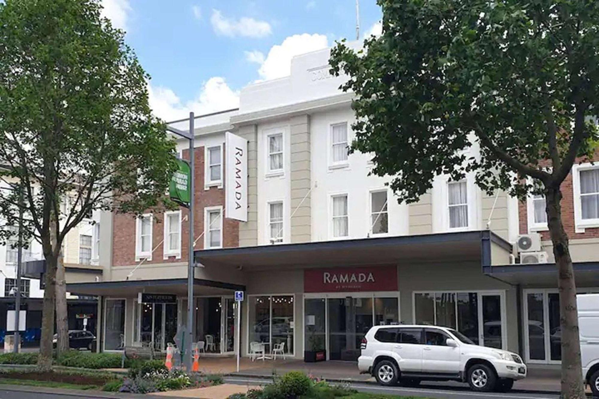 Ramada By Wyndham, Hamilton City Center Exterior foto