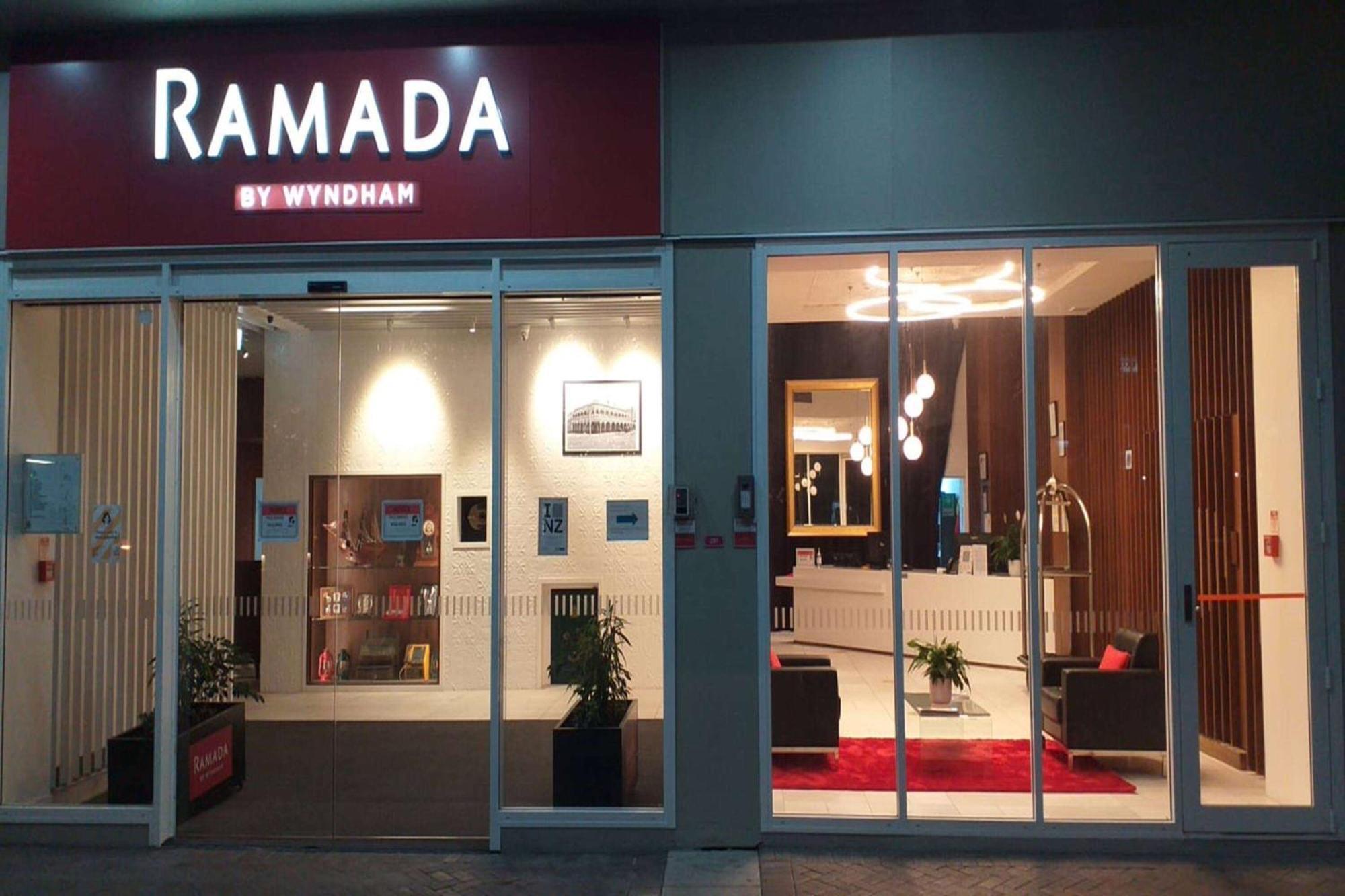 Ramada By Wyndham, Hamilton City Center Exterior foto